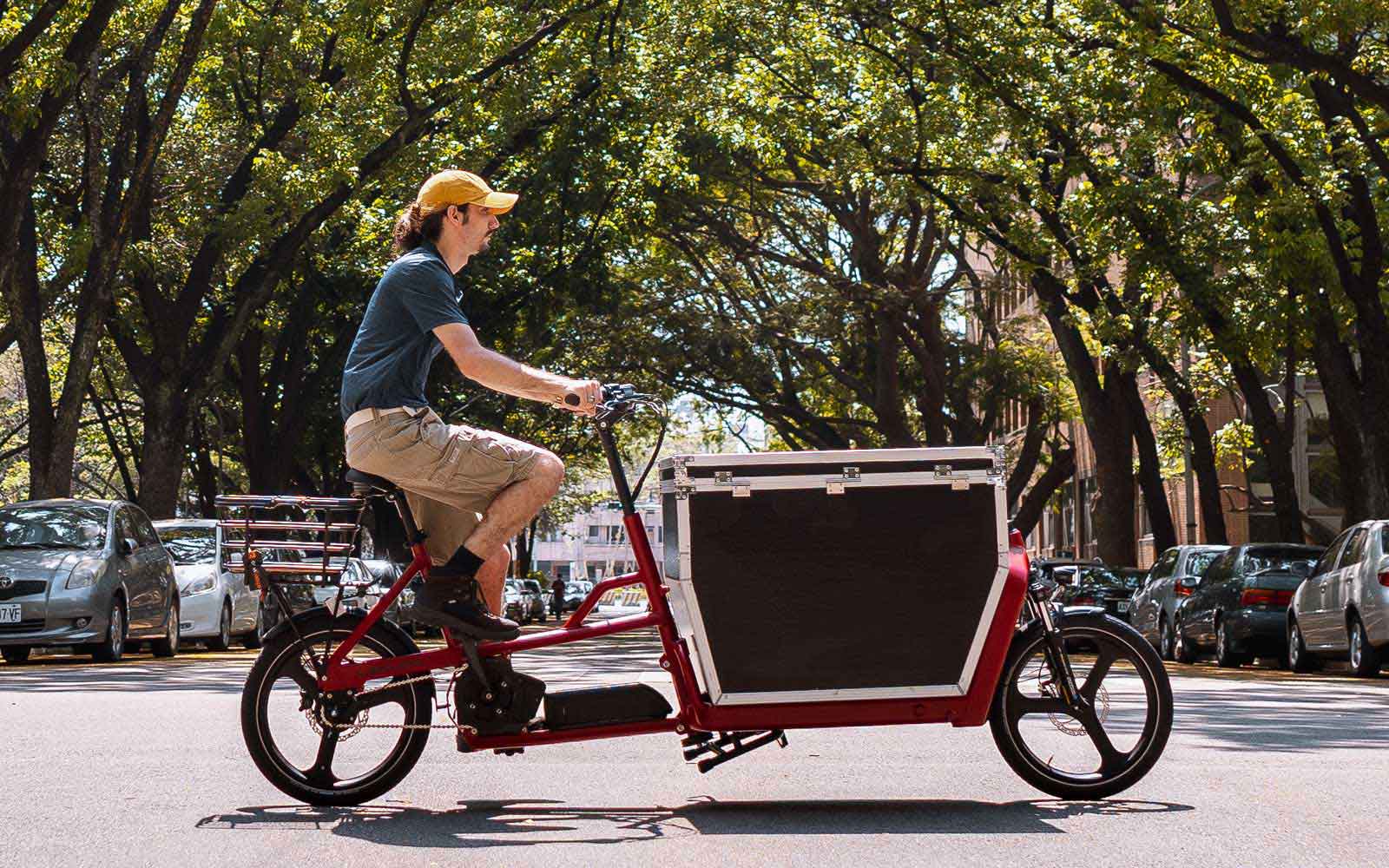 The Deliveryman ride the cargo ebike Model:Front loader