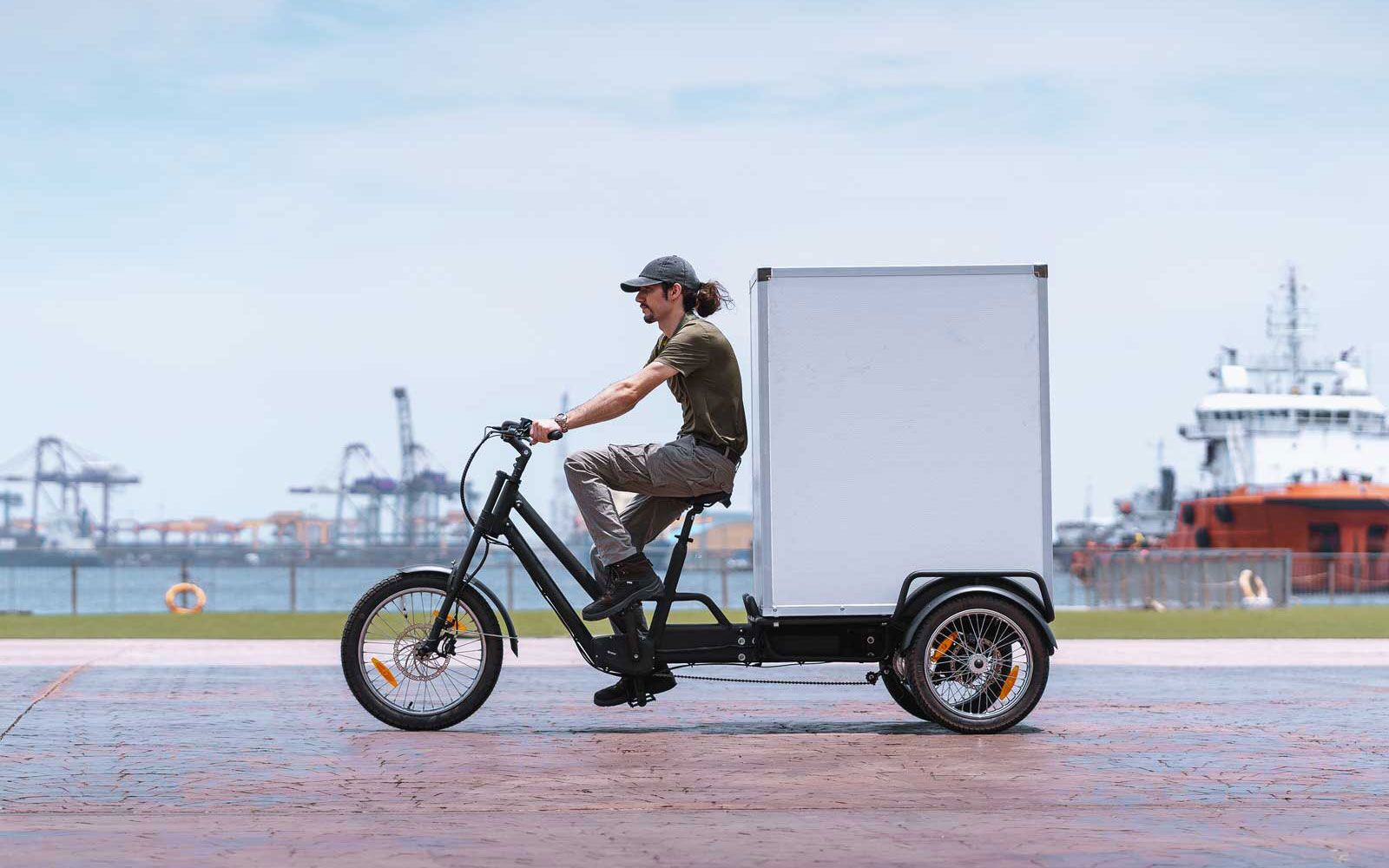 The Deliveryman ride the cargo ebike Model:TRIKE