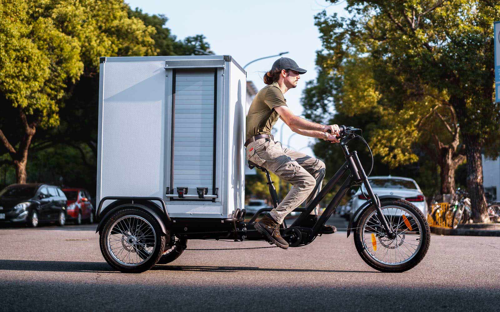 The Deliveryman ride the cargo ebike Model:TRIKE